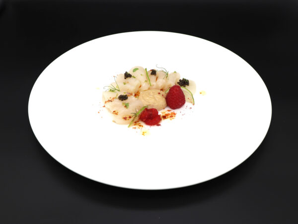 Capesante, funghi, caviale, lampone e yuzu