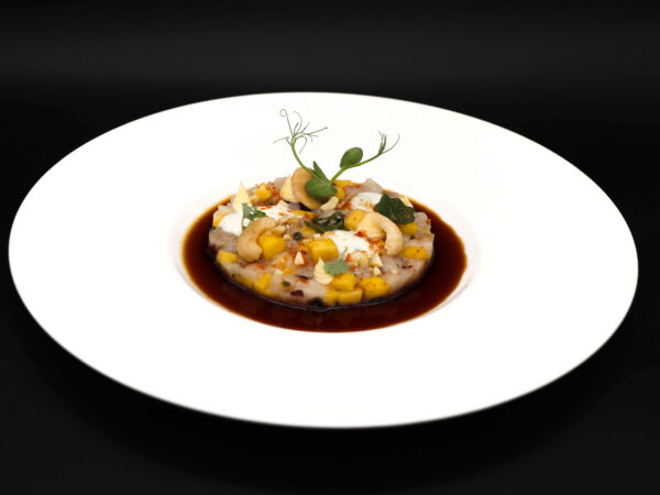 Tartare di ricciola, yogurt, erba cipollina, mango, anacardi