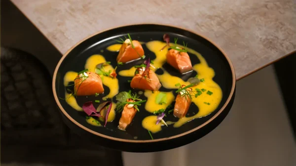 Tataki di salmone con salsa di finocchio, arance ed erba cipollina