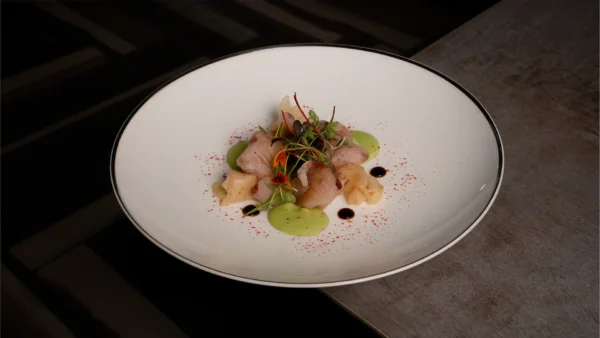 Hamachi ricciola con spumoso di shiso e salsa ponzu affumicata