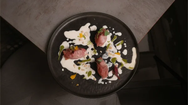 Tartar di tonno con stracciatella e wasabi