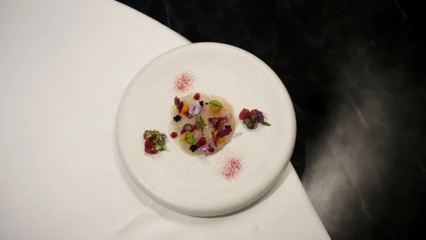 Carpaccio di capesante con maionese di funghi porcini, lampone e perlage di tartufo