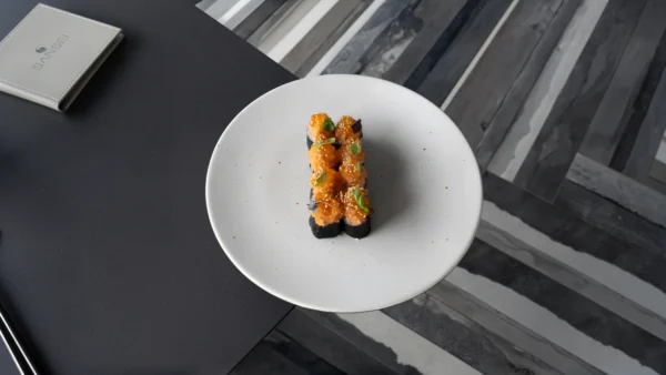 Maki di salmone con tartar di salmone e uova di salmone