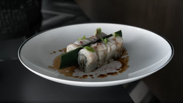 Uramaki di branzino e ricciola con burro, soya e yuzu