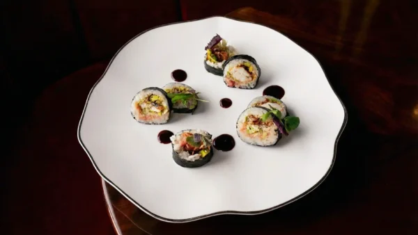 Futomaki di granchio morbido con lattuga e salsa teriaki